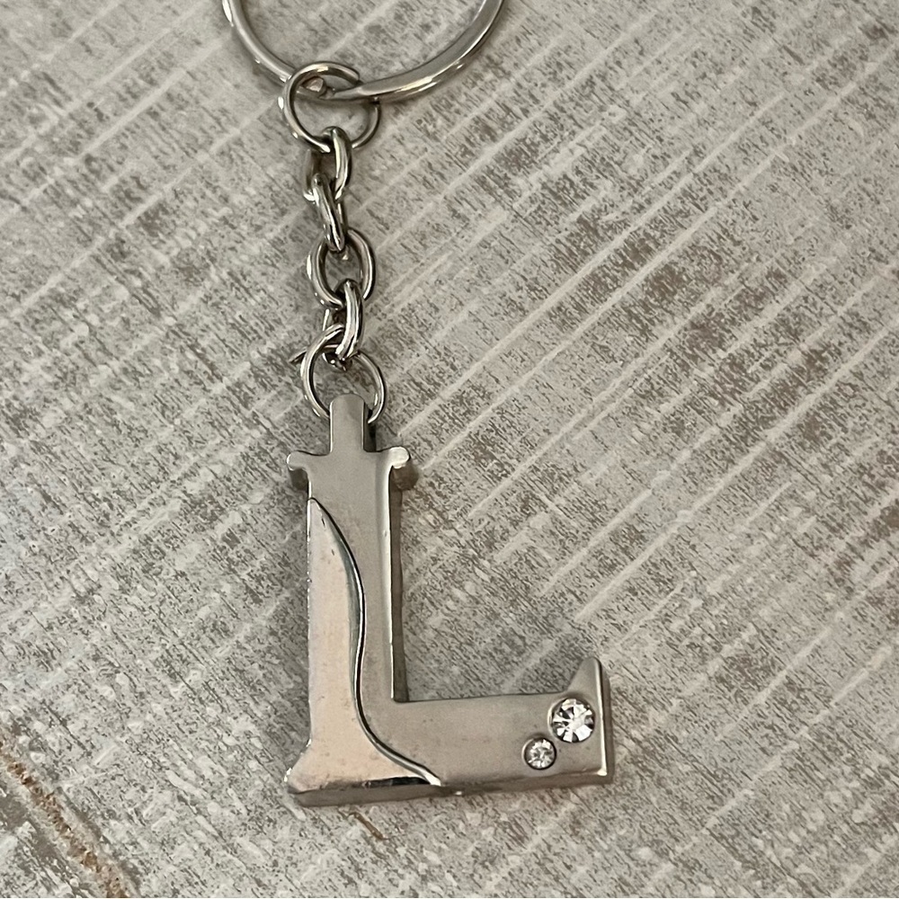 Silver Initial 'L' Keychain - Picture 2 of 11